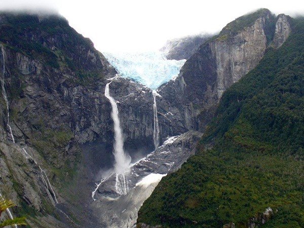 Thác băng treo ở Chile: Thác nước này có cái tên nổi tiếng nhờ vào dòng sông băng nằm trên rìa vách đá. Khu vực này gần như bị cô lập hoàn toàn. Đó cũng chính là lý do thác này ít người biết đến, nhưng không vì thế mà nó mất đi một vị trí trên danh sách này.